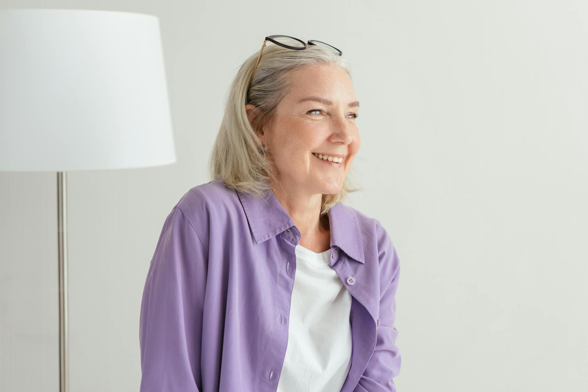 A mature woman smiling | Source: Pexels