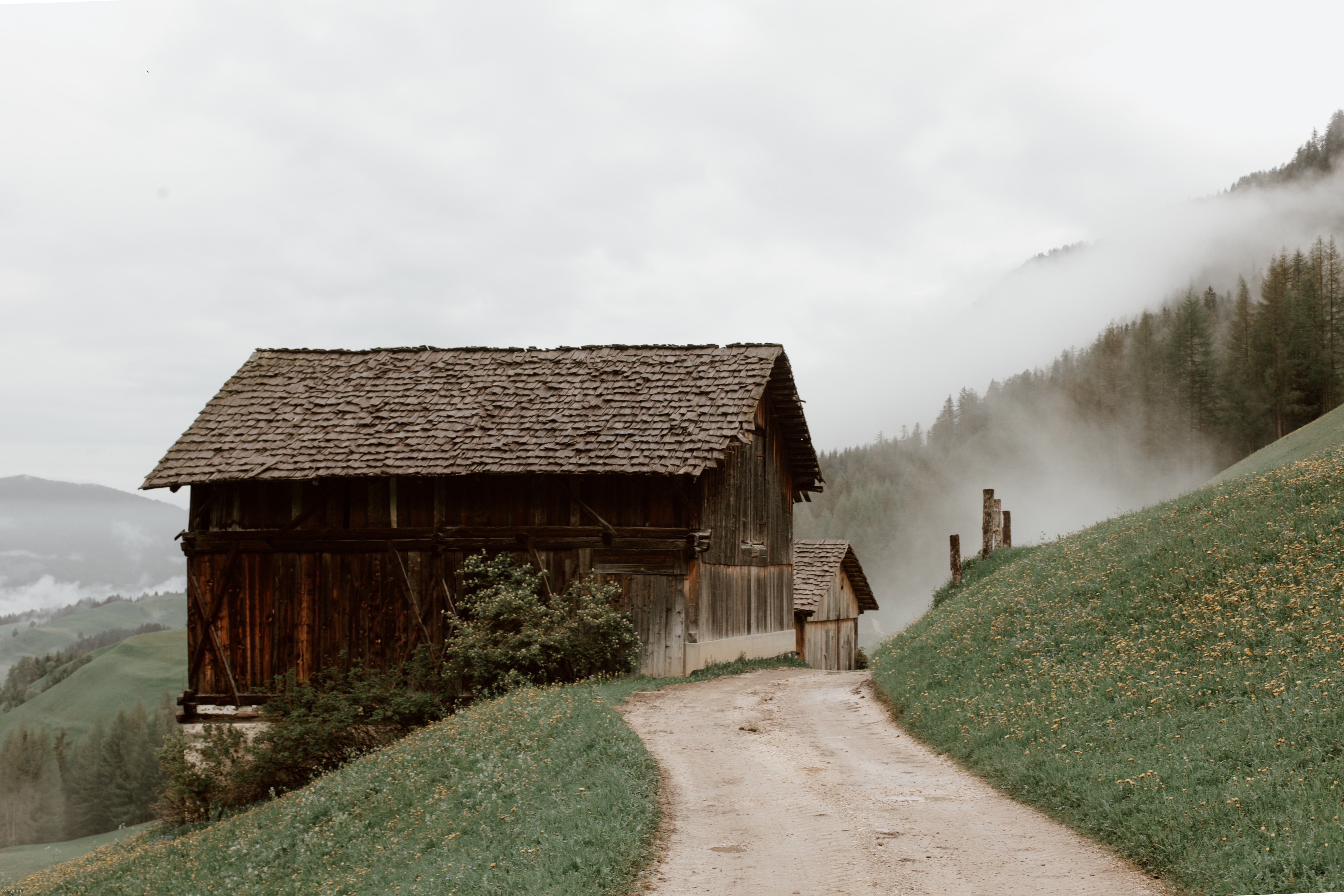 Pictured - A photo of rural houses on a slope | Source: Pexels 
