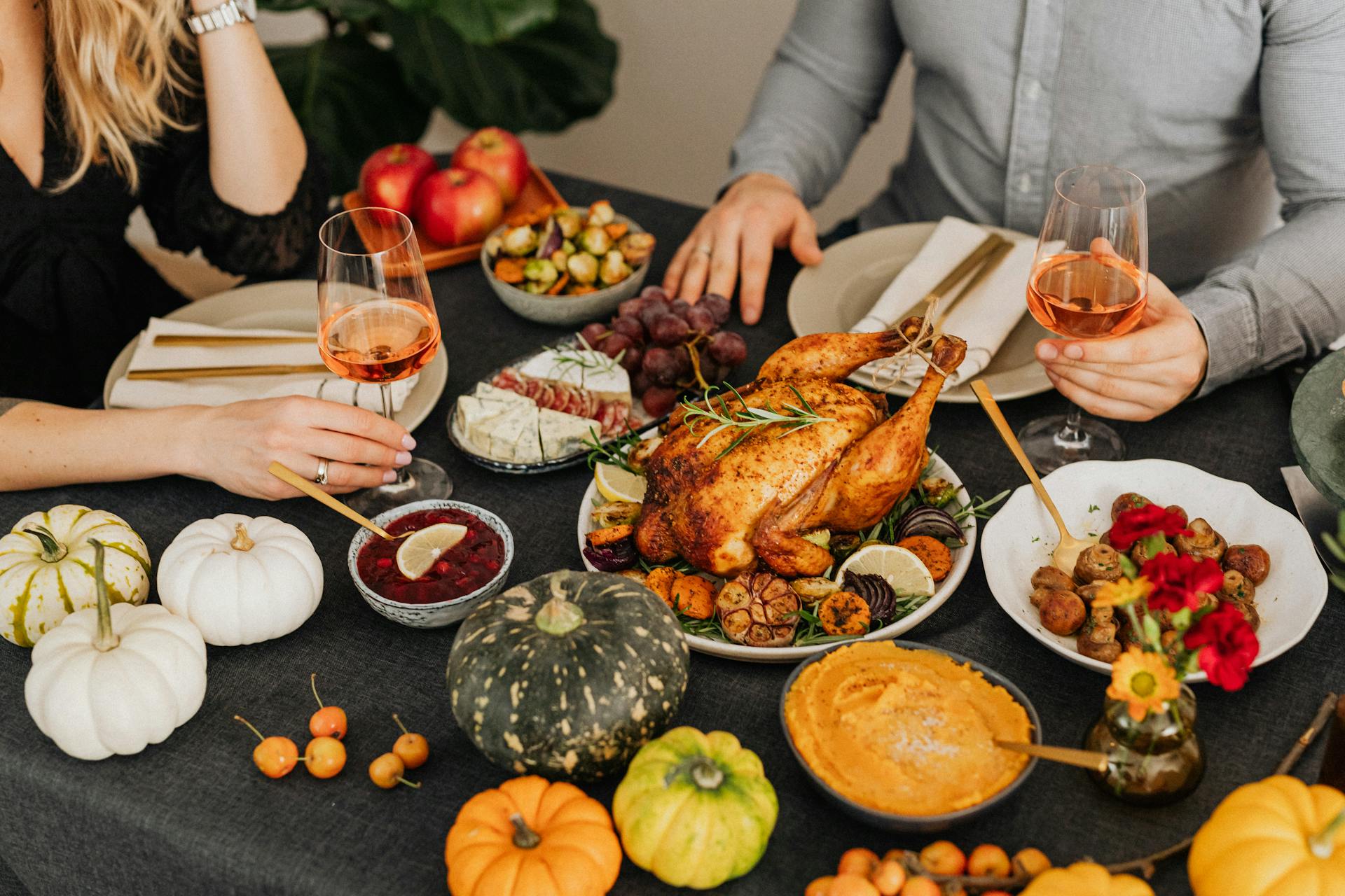 A closeup shot of a couple having dinner at home | Source: Pexels