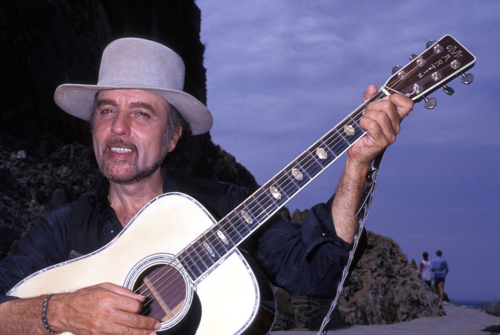 Portrait du chanteur français Danyel Gérard en aout 1990, France. | Photo : Getty Images
