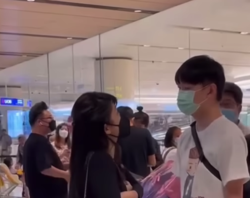 Die Ehefrau konfrontiert ihren Mann am Flughafen. | Quelle: youtube.com/@SingaporeIncidentsChannel