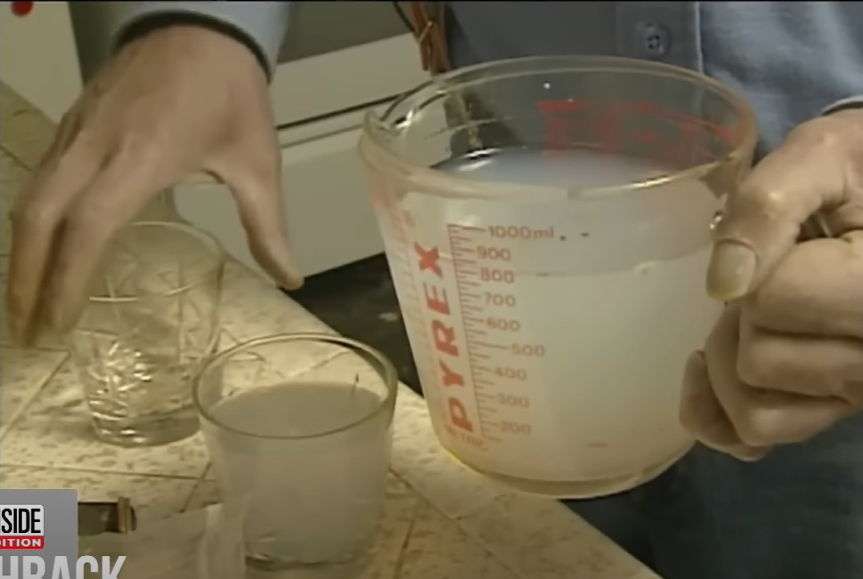 Die Mischung aus kolloidalem und destilliertem Wasser. | Quelle: youtube.com/Inside Edition