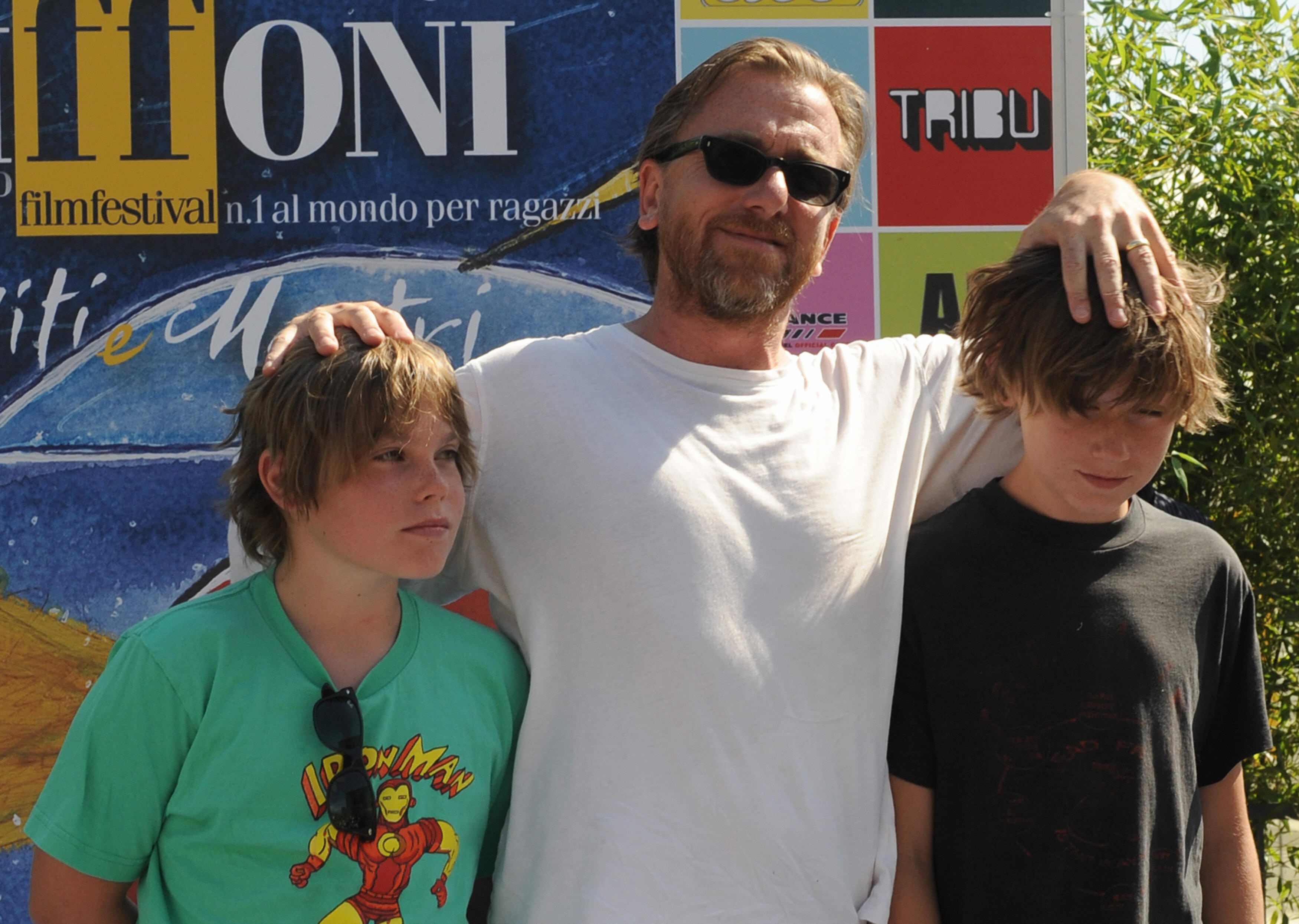 Tim Roth with his sons, Timothy and Cormac, at Giffoni Film Festival on July 19, 2008, in Italy. | Source: Getty Images