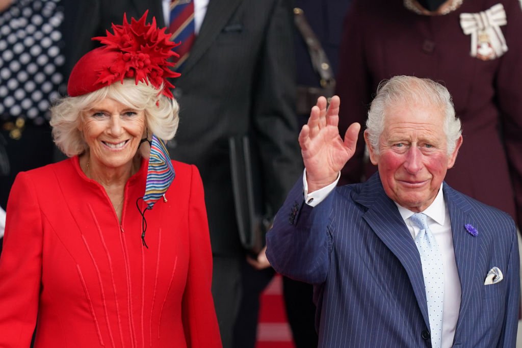 Prinz Charles, Prinz von Wales, und Camilla, Herzogin von Cornwall, verlassen den Senedd nach der Eröffnungszeremonie der sechsten Sitzung des Senedd am 14. Oktober 2021. | Quelle: Getty Images