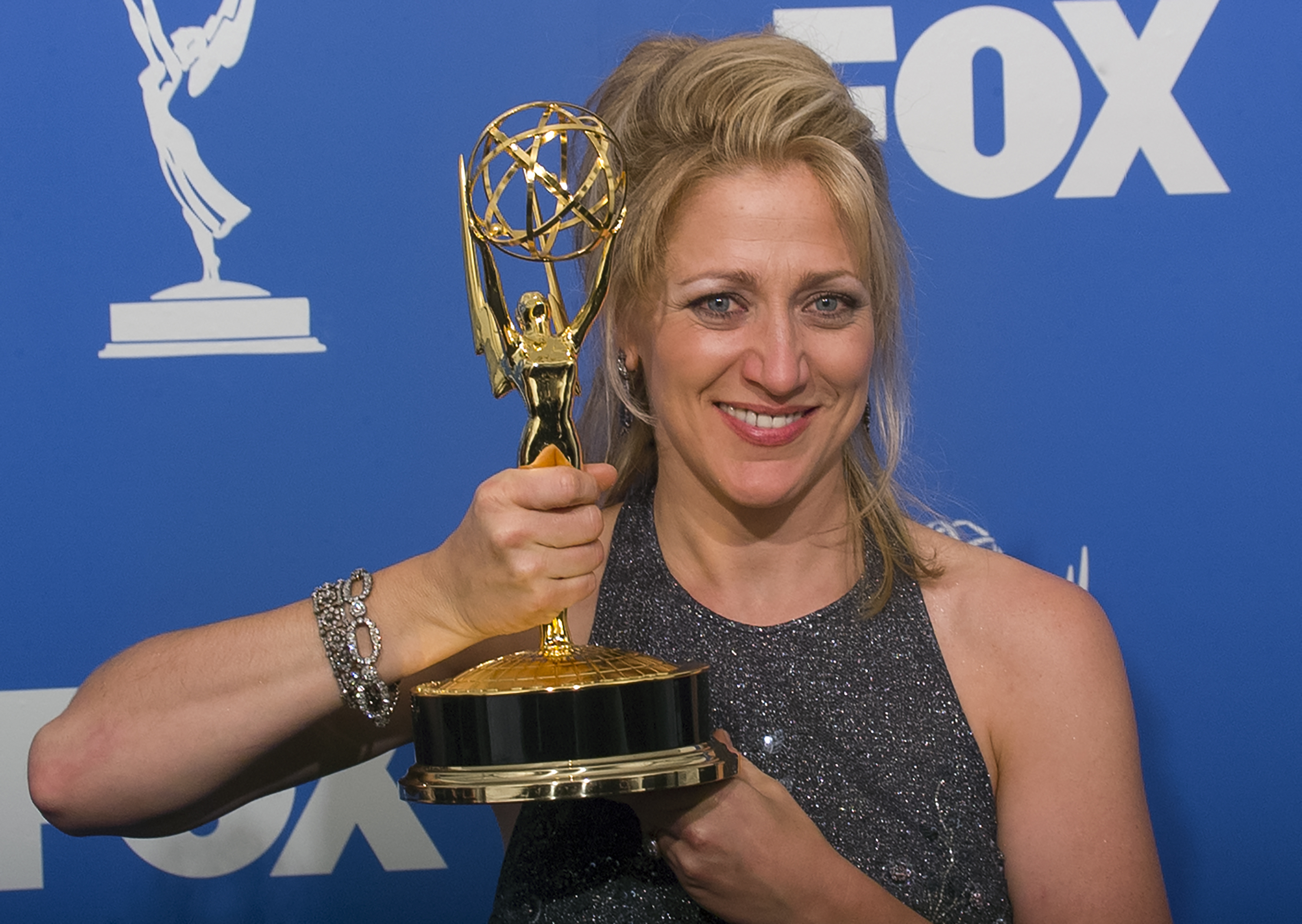 Edie Falco won three Emmy Awards over the course of her career. In this photo, she posed backstage at the 52nd Primetime Emmy Awards at the Shrine Auditorium on September 12, 1999, in Los Angeles, California. | Source: Getty Images