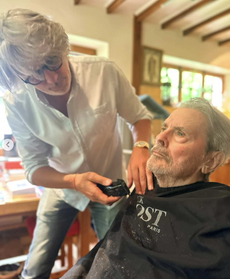 Alain Delon being groomed at his home, from an Instagram post dated July 13, 2024 | Source: Instagram/anouchkadelon/