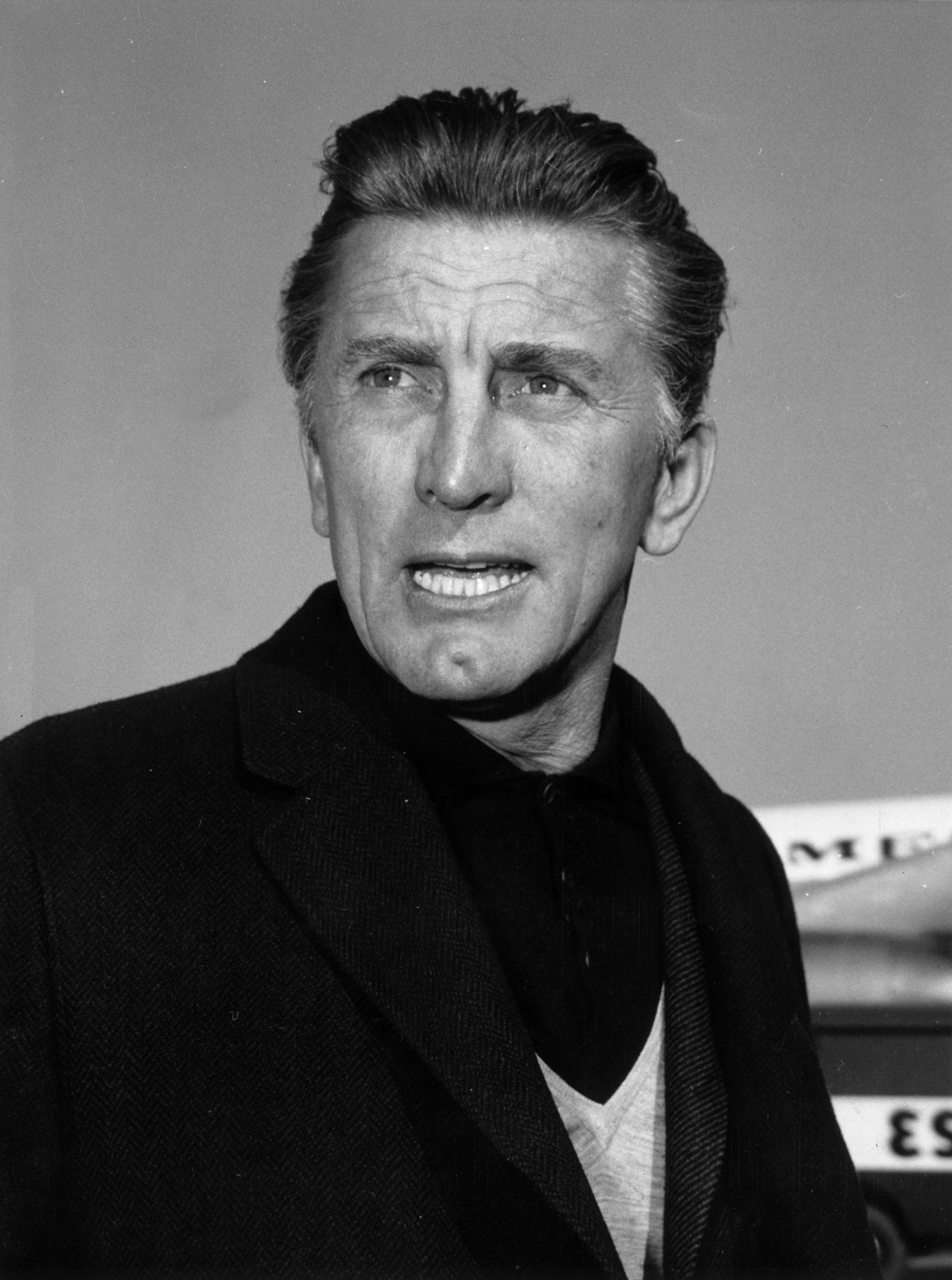 Kirk Douglas photographed at the airport in Rome in 1962  | Source: Getty Images