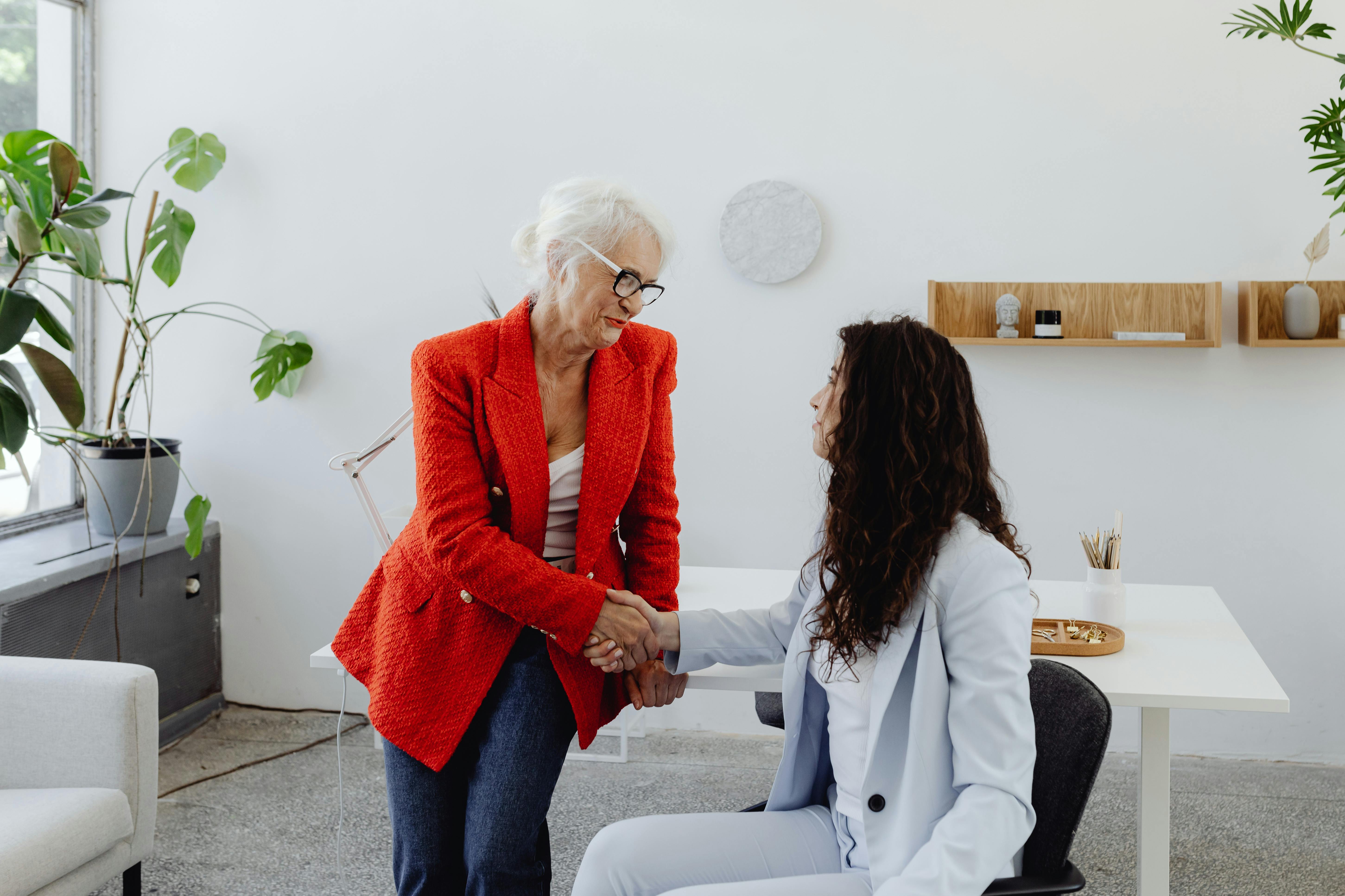An older woman bonding with a younger one | Source: Pexels