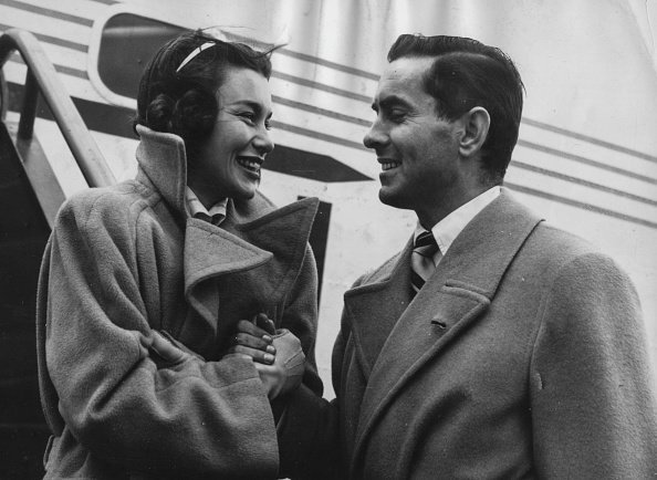 Tyrone Power and Linda Christian at Northolt Airport in England, April 7, 1949 | Photo: Getty Images