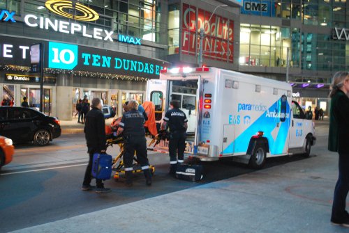 Des ambulanciers paramédicaux avec une civière et des feux clignotants | Photo : Shutterstock Des ambulanciers paramédicaux avec une civière et des feux clignotants | Photo : Shutterstock