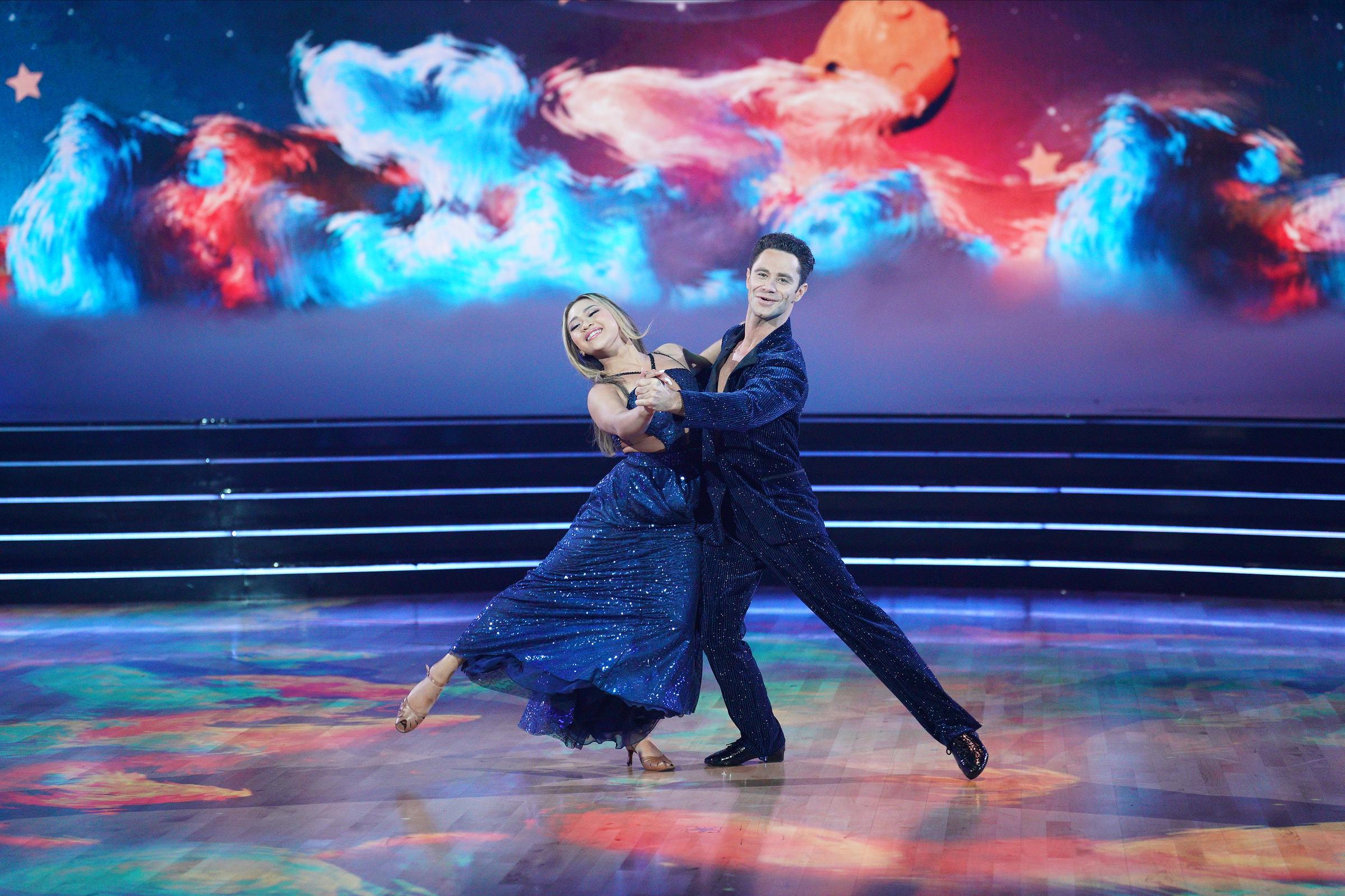 Suni Lee and her dance partner during the semifinals of "Dancing with the Stars" on November 15, 2021. | Source: Getty Images