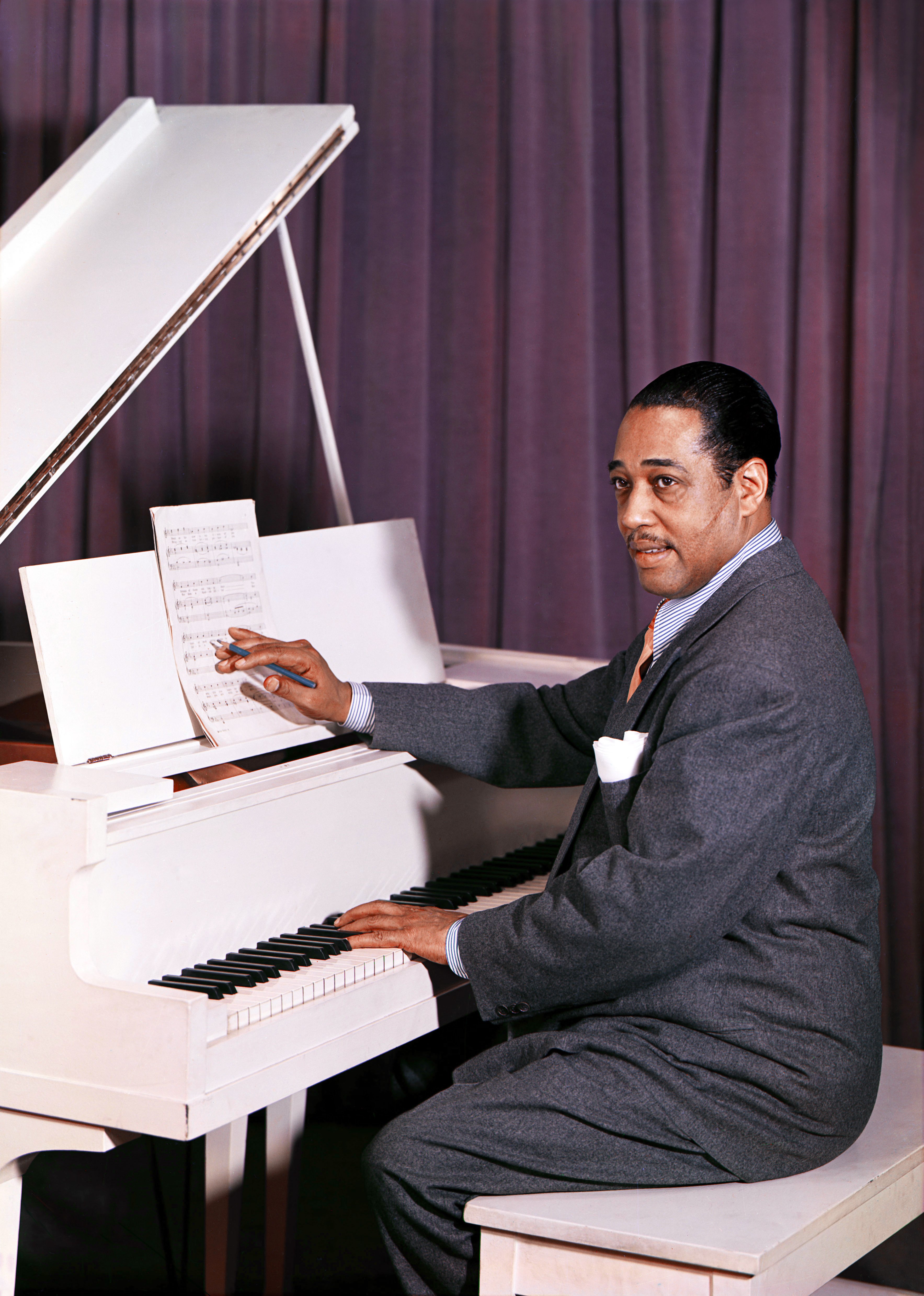 Duke Ellington performs at the piano in an image that was created using the Carbro TRI-COLOR CARBRO camera process on May 28, 1947 | Photo: Getty Images