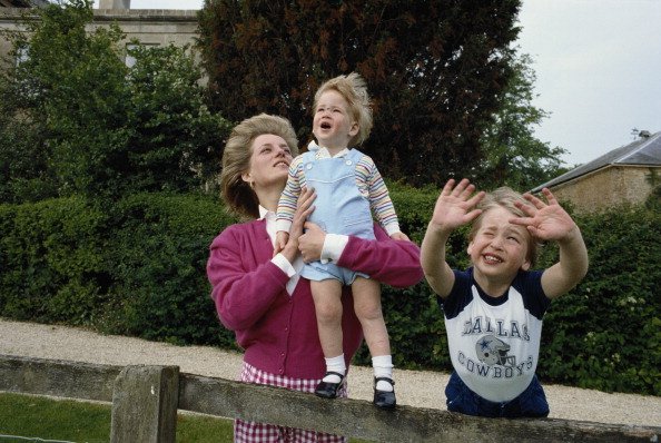 Les princes William et Harry avec leur mère, Diana, princesse de Galles dans le jardin de Highgrove House | Photo : Getty Images