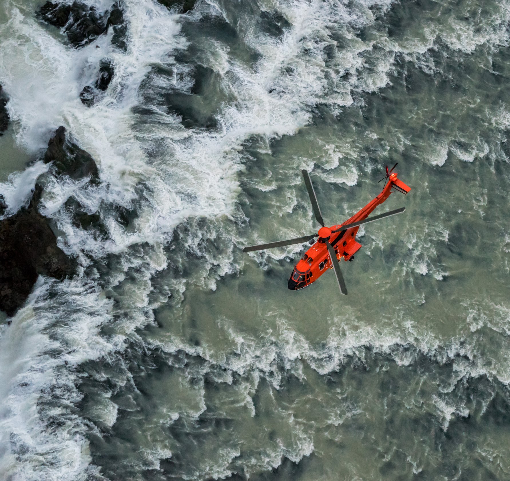 Hubschrauber fliegt über Wasserfälle, Island I Quelle: Getty Images