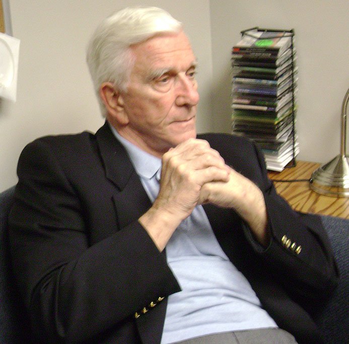 Leslie Nielsen after a student meet-and-greet at Moravian College in Bethlehem, Pennsylvania on March 27,2009 | Photo: WikiMedia