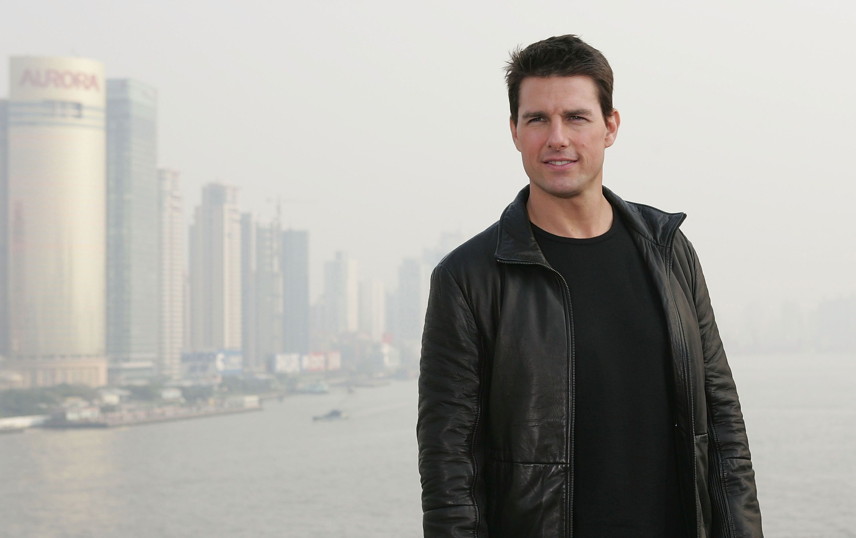 Tom Cruise poses as he promotes "Mission Impossible III" on top Shanghai's historic Bund 18 building on November 30, 2005 in China. | Photo: Getty Images.