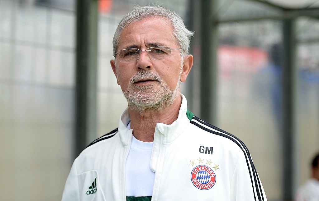 Co-Trainer Gerd Müller aus München schaut vor dem zweiten Abstiegsspiel zwischen Bayern München II und Fortuna Köln im Stadion An Der Gruenwalder Straße am 1. Juni 2014 in München zu. (Foto von Micha Will / Bongarts) I Quelle: Getty Images
