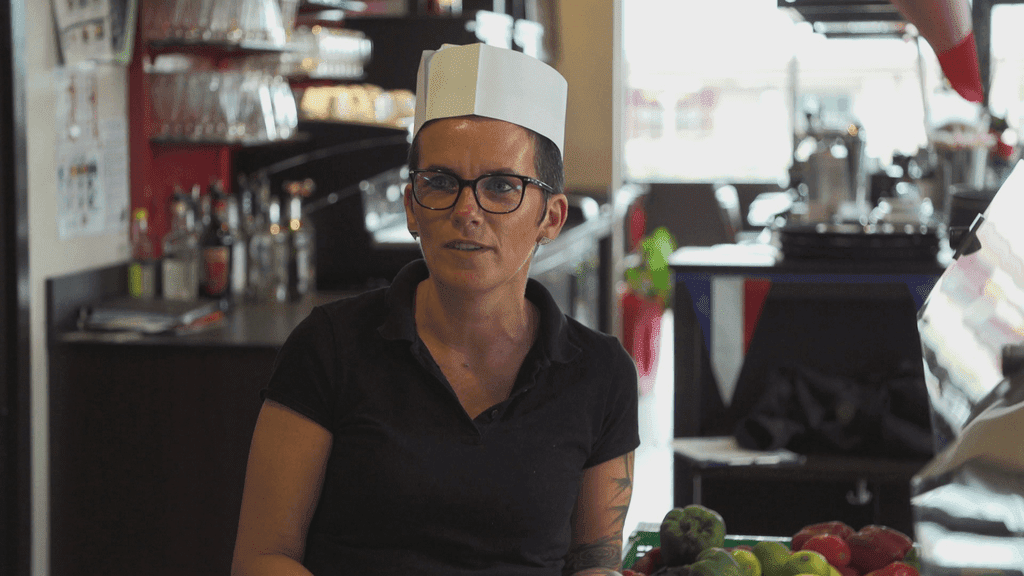 Stéphanie, travaille aujourd'hui comme serveuse dans une pizzeria. Stéphanie, travaille aujourd'hui comme serveuse dans une pizzeria.