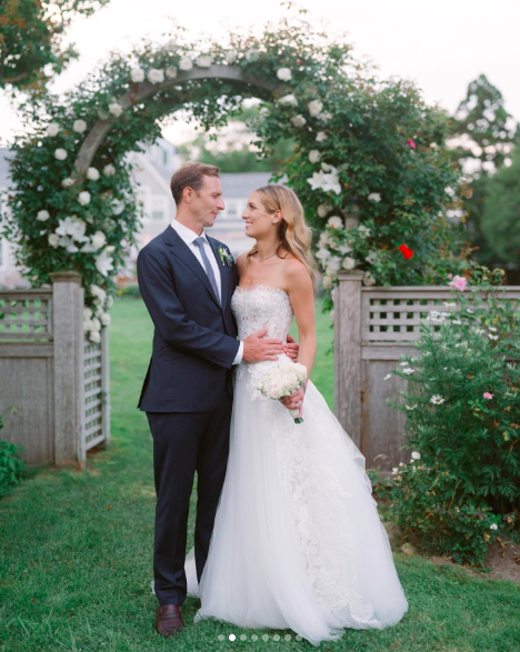 Tellef Lundevall and Mariah Kennedy Cuomo posing for a picture on their wedding day, posted on July 24, 2024 | Source: Instagram/vogueweddings