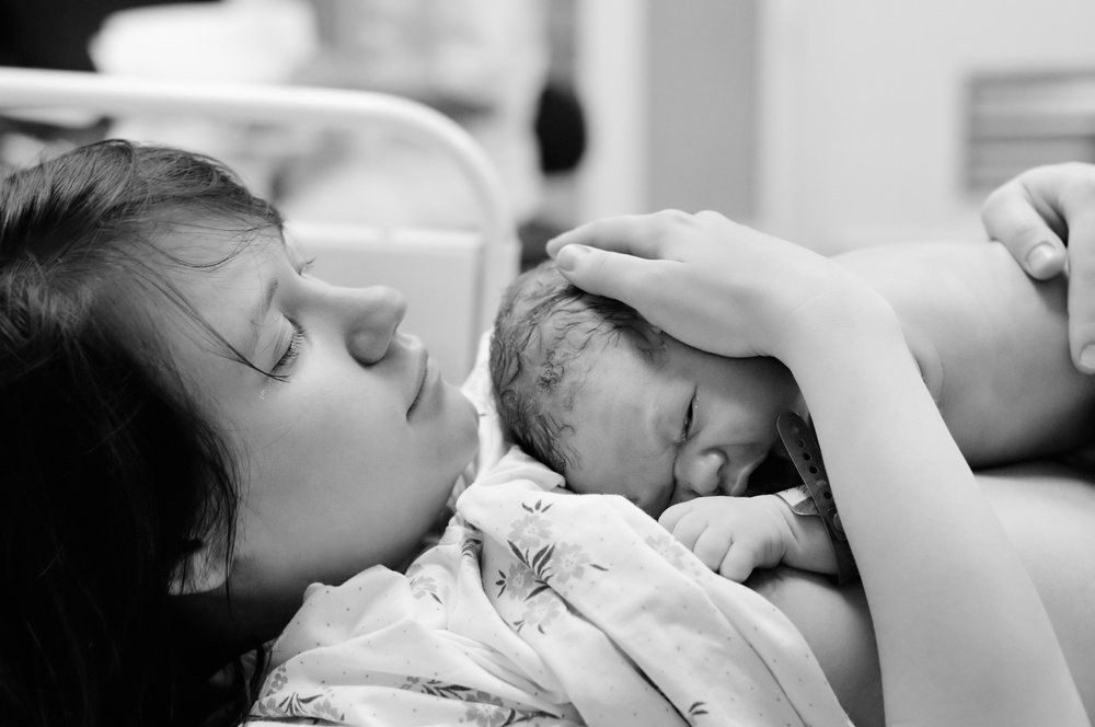 Fotografía en blanco y negro de una madre y su hijo recién nacido. I Foto: Shutterstock