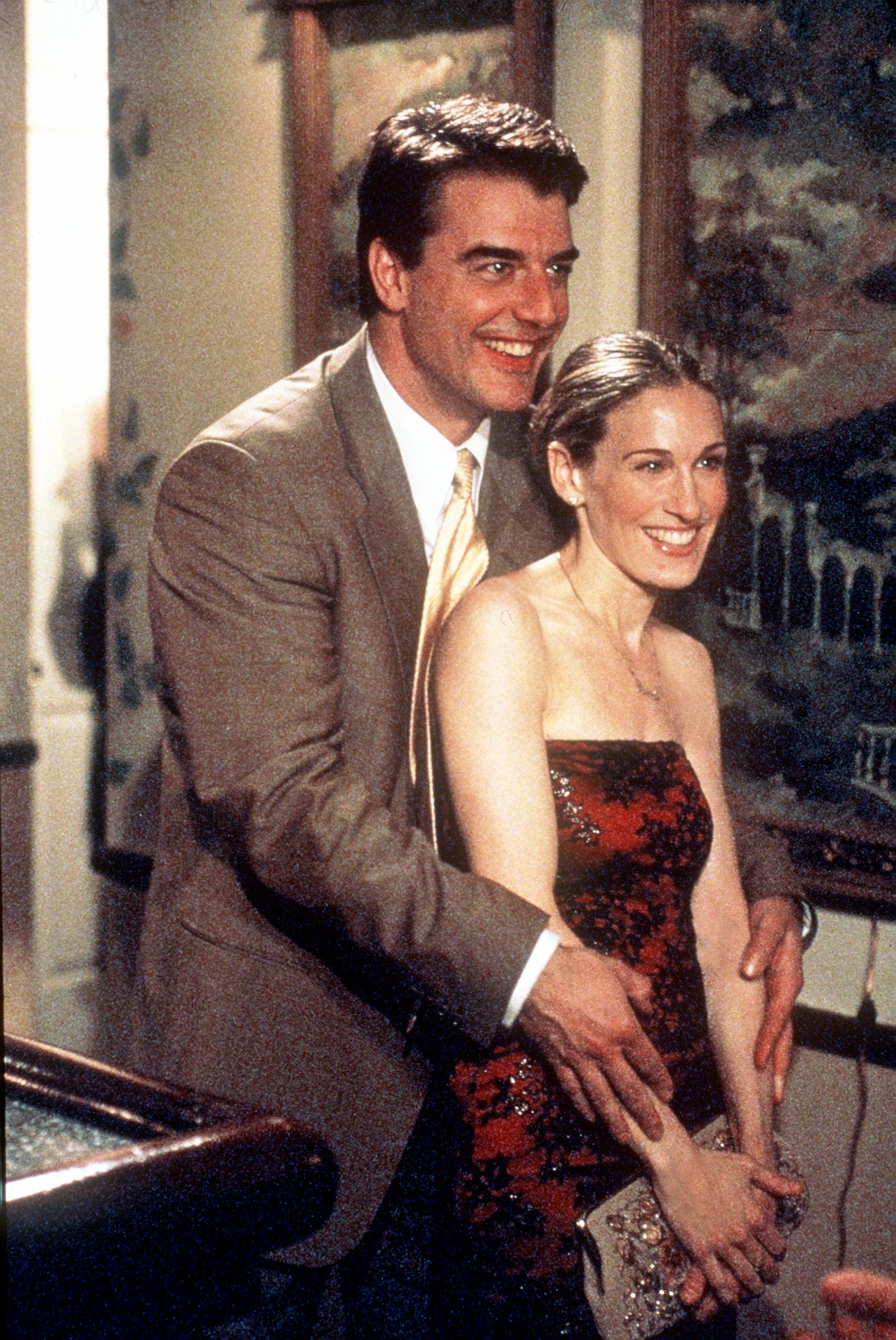 Chris Noth and Sarah Jessica Parker on the set of "Sex and the City," 1999 | Source: Getty Images