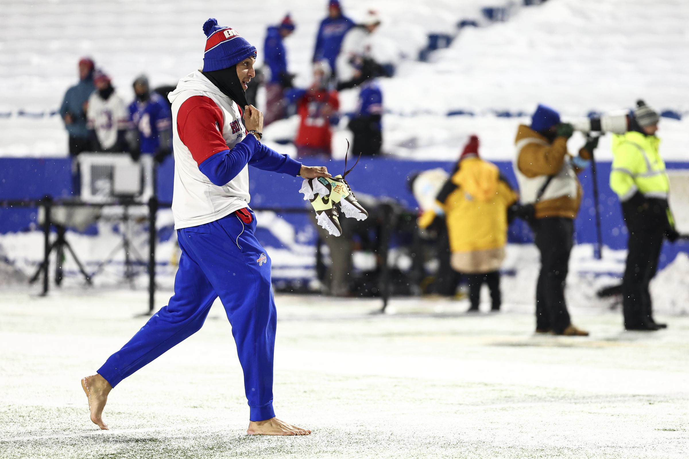 Mack Hollins, then apart of the Buffalo Bills, walking on the field barefoot ahead of the game between the Bills and the San Francisco 49ers in Orchard Park, New York on December 1, 2024. | Source: Getty Images