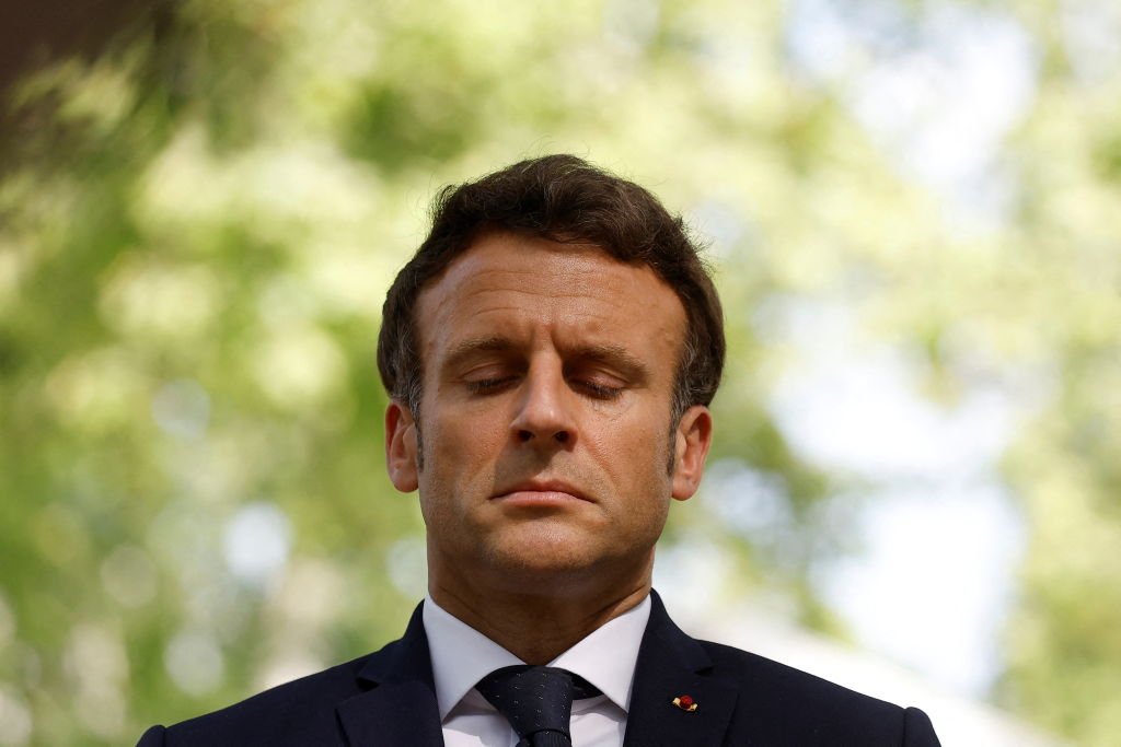 Le président français Emmanuel Macron assiste à une cérémonie au jardin du Luxembourg pour marquer l'abolition de l'esclavage et rendre hommage aux victimes de la traite négrière, à Paris, le 10 mai 2022. | Source : Getty Images