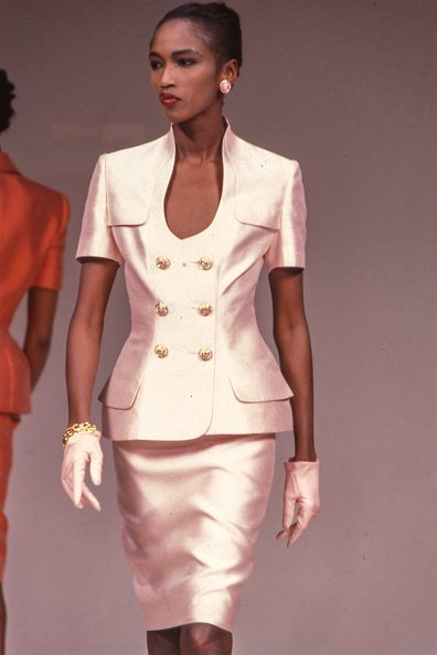  Katoucha Niane pendant la Semaine de la mode de Paris en janvier 1990 à Paris, France.  | Photo : Getty Images