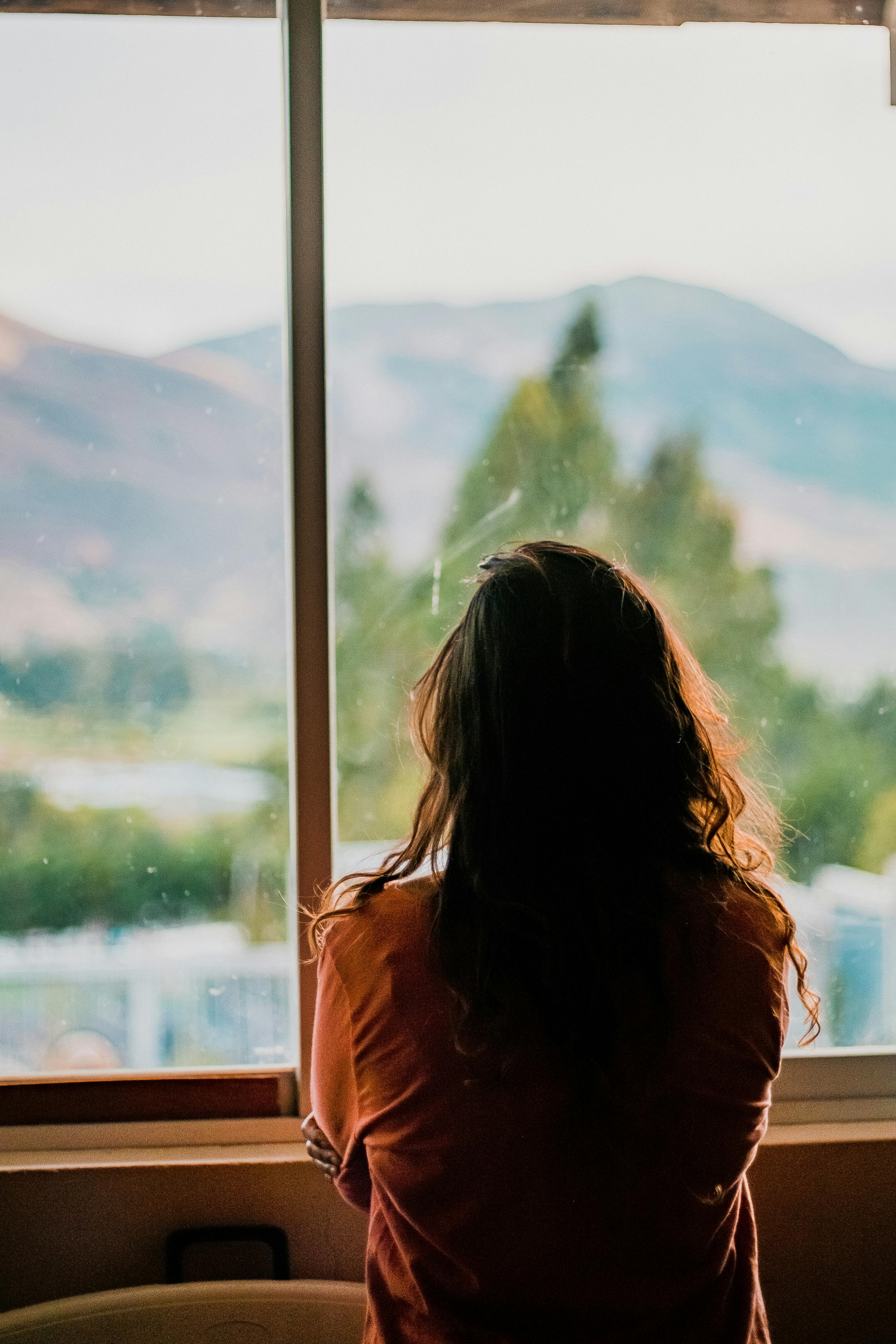 Sad woman in front of a window | Source: Pexels