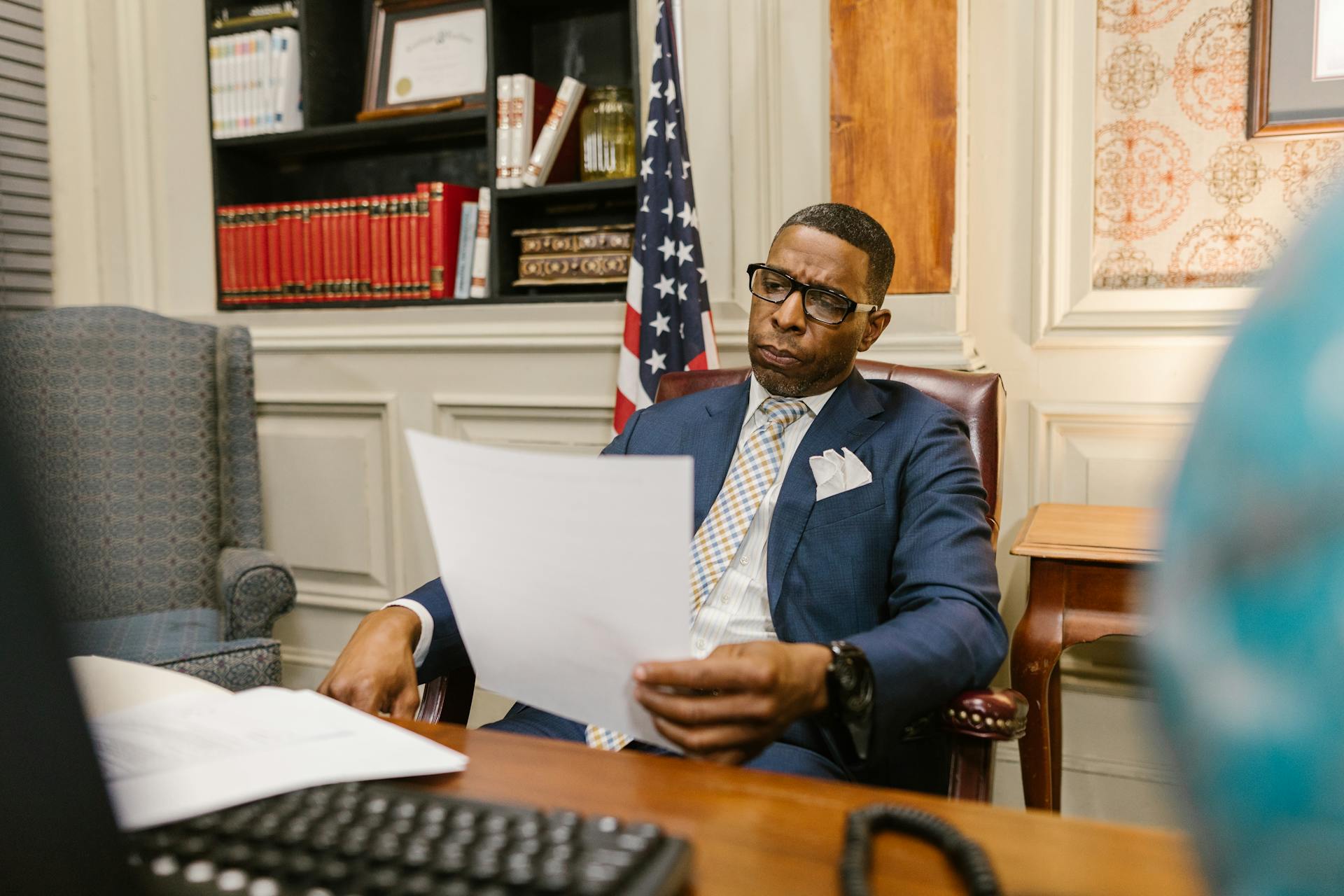 A lawyer holding a piece of paper | Source: Pexels