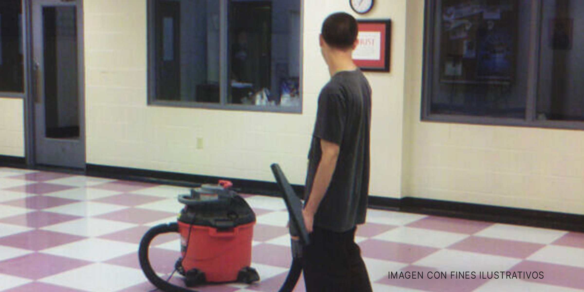 Joven conserje usando una aspiradora. | Foto: flickr.com/Commercial Cleaning Maryland (CC BY-SA 2.0)