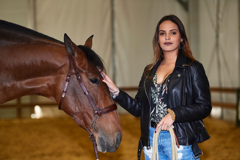 Gloria Camila Ortega Mohedano asiste a una visita guiada dentro de los establos antes de la Gala de Clausura SICAB 2017 el 18 de noviembre de 2017 en Sevilla, España. | Imagen: Getty Images