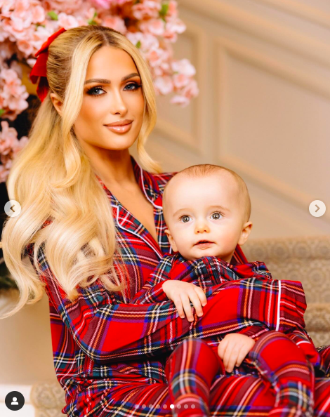 Paris Hilton and Phoenix Barron Hilton Reum posing for a family portrait posted on December 25, 2023 | Source: Instagram/parishilton