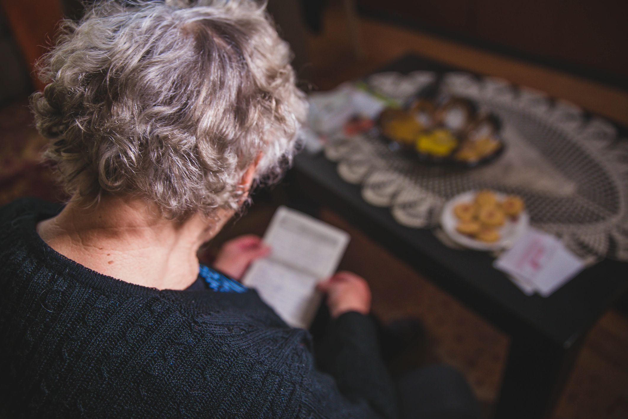 A grandmother holding paper. | Source: Getty Images