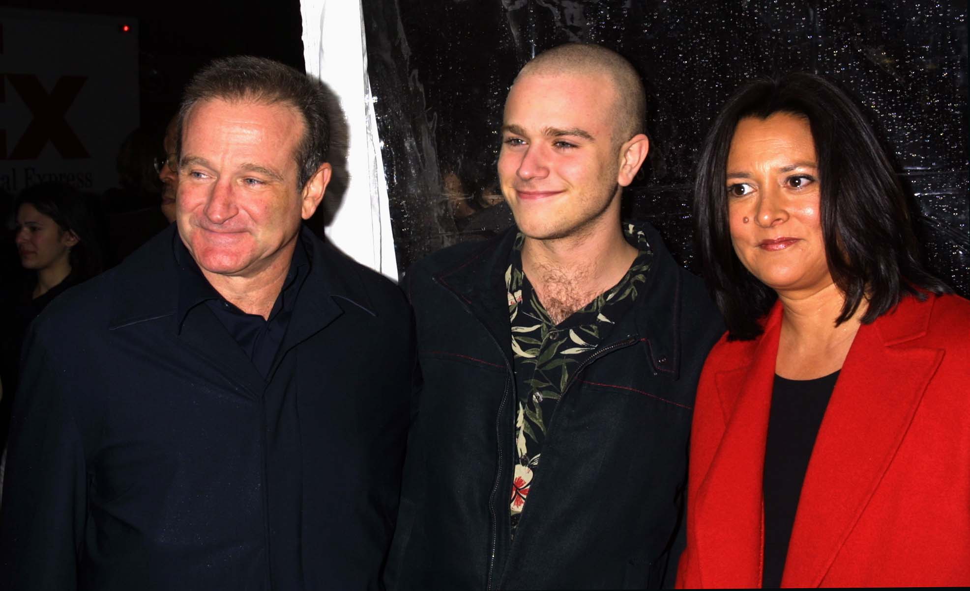 Robin Williams con su hijo Zak y su esposa Marsha durante el estreno de "Death To Smoochy", el 26 de marzo de 2002 en el Teatro Ziegfeld en Nueva York. | Foto: Getty Images