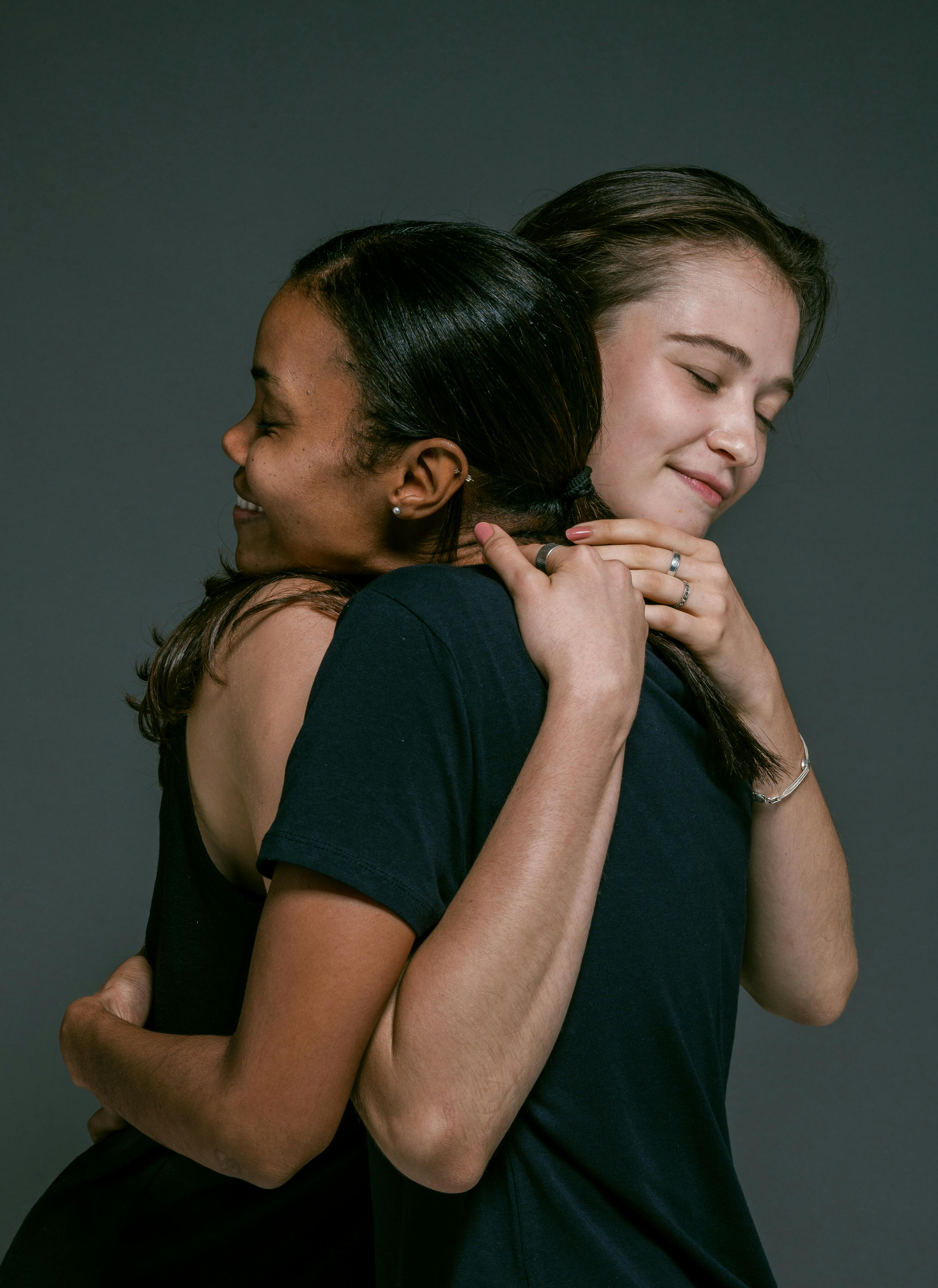 Two women hugging | Source: Pexels