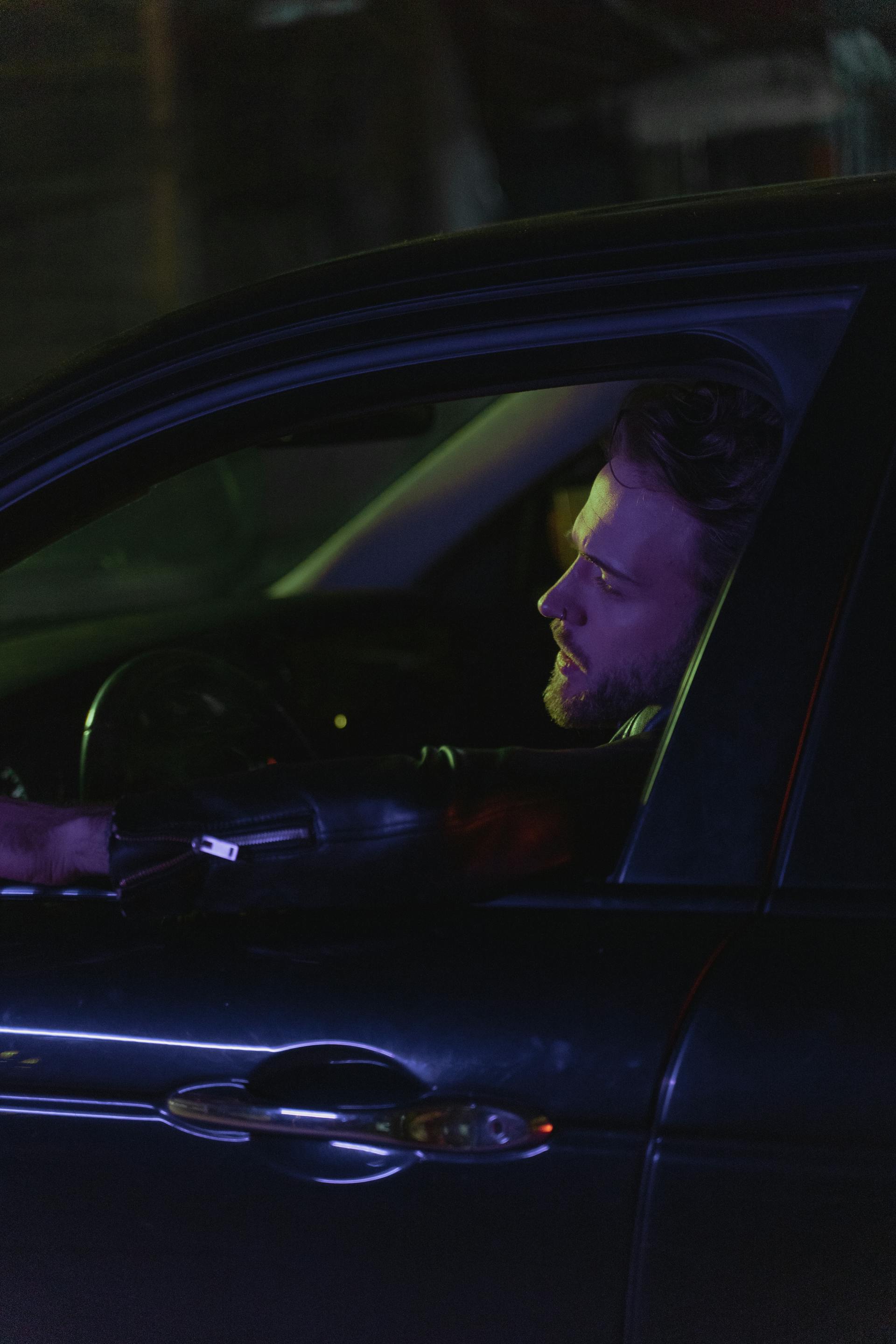 A man speaking through an open car window | Source: Pexels