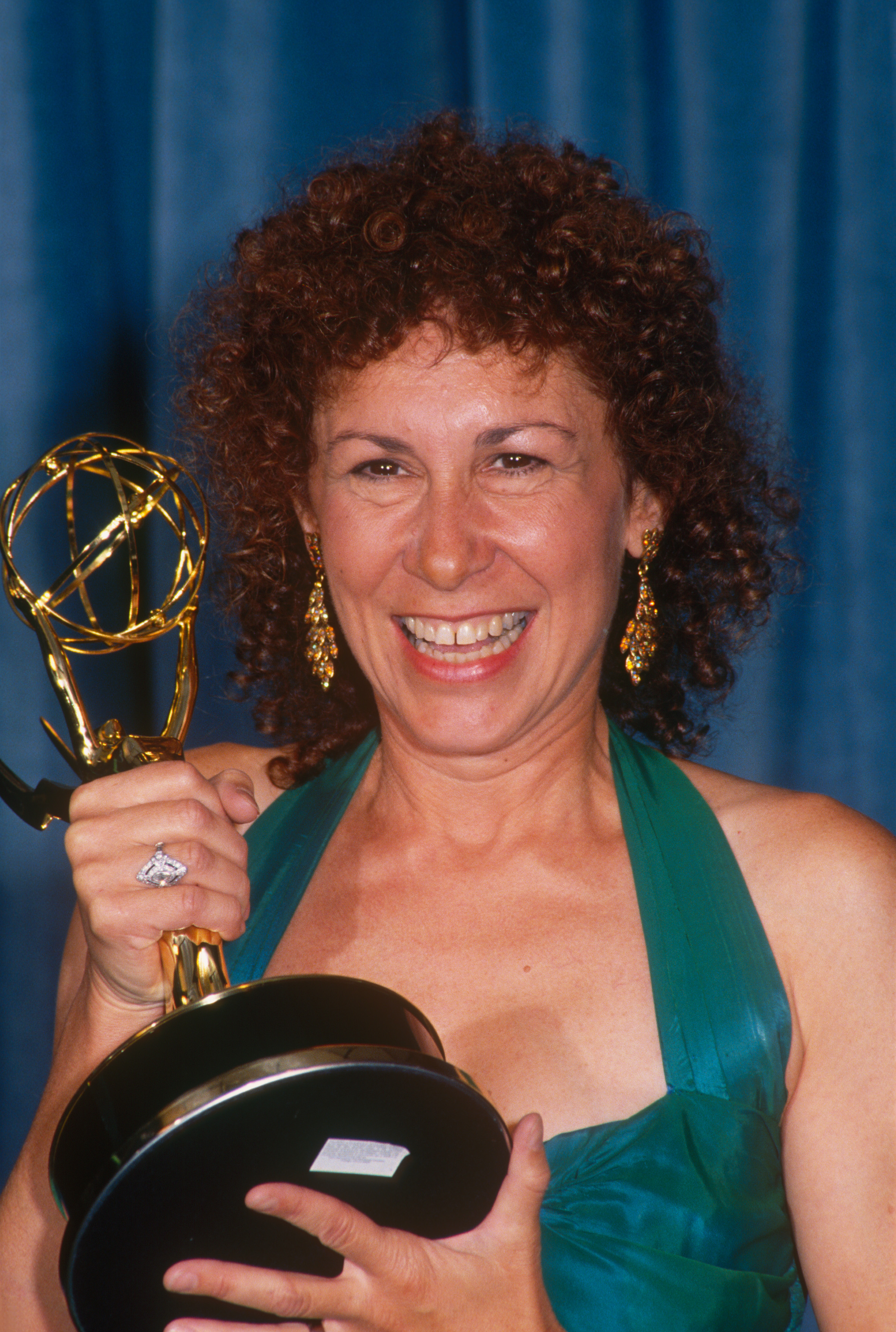 Rhea Perlman wins Emmy for her role in "Cheers" at the 1989 Golden Globe Awards | Source: Getty Images