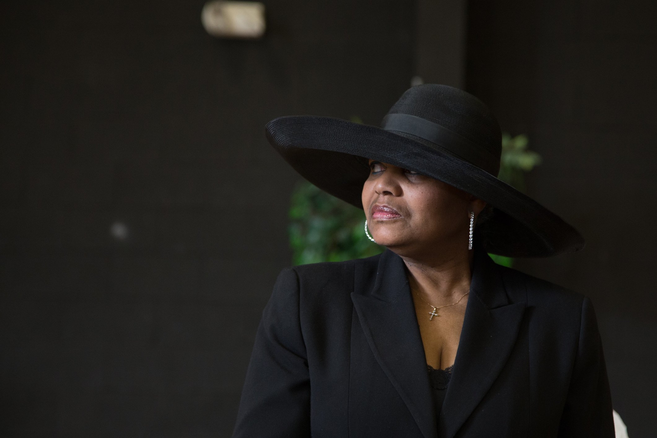 Porträt einer Frau, die einen schwarzen Hut bei einer Beerdigung trägt. I Quelle: Getty Images