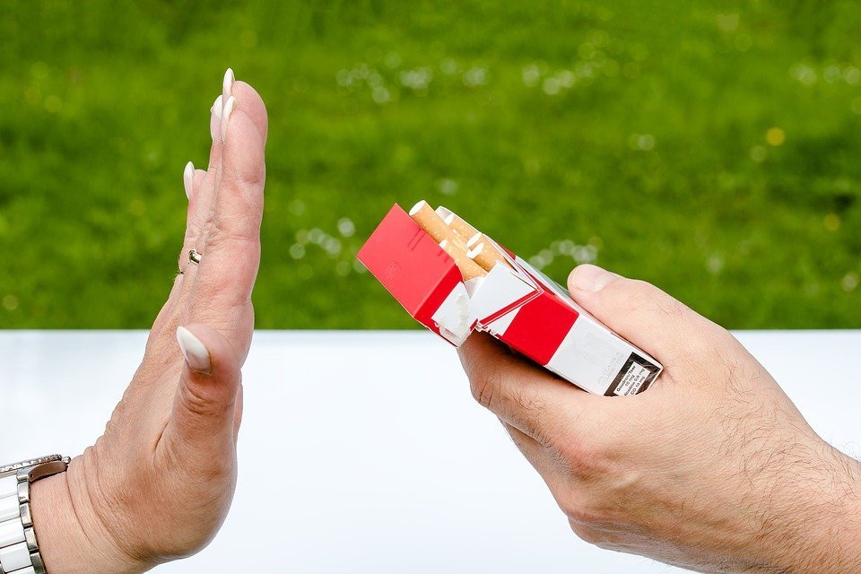 Persona rechazando cigarrillos / Imagen tomada de: Pixabay Persona rechazando cigarrillos / Imagen tomada de: Pixabay