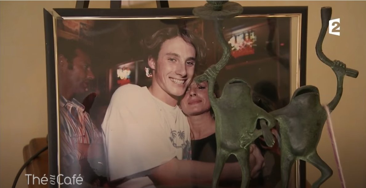 Un cadre photo dans la maison de Véronique Sanson. | photo : Youtube