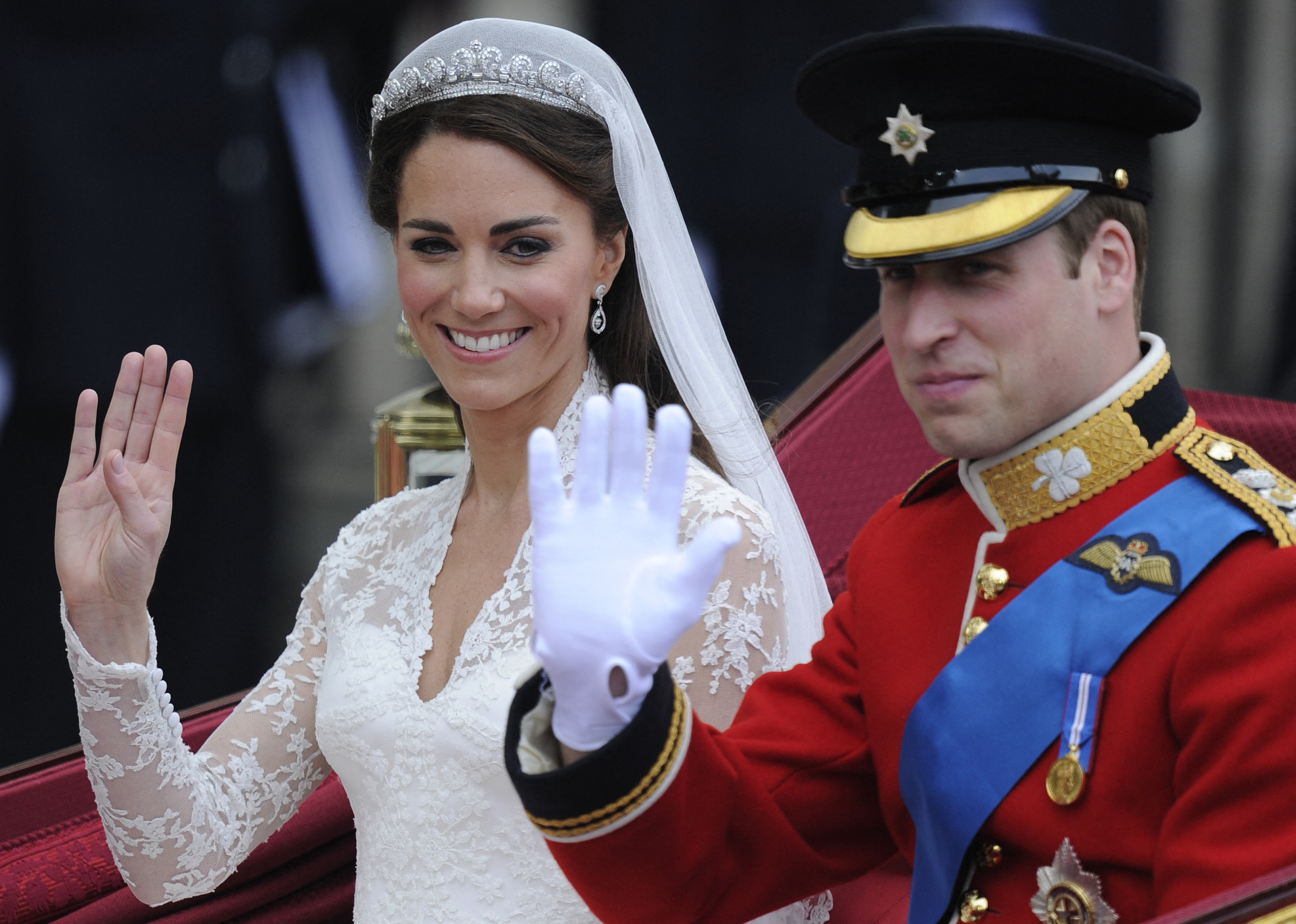 Catherine, Duchess of Cambridge, and Prince William travel along the Processional Route to Buckingham Palace, in London, on April 29, 2011 | Source: Getty Images