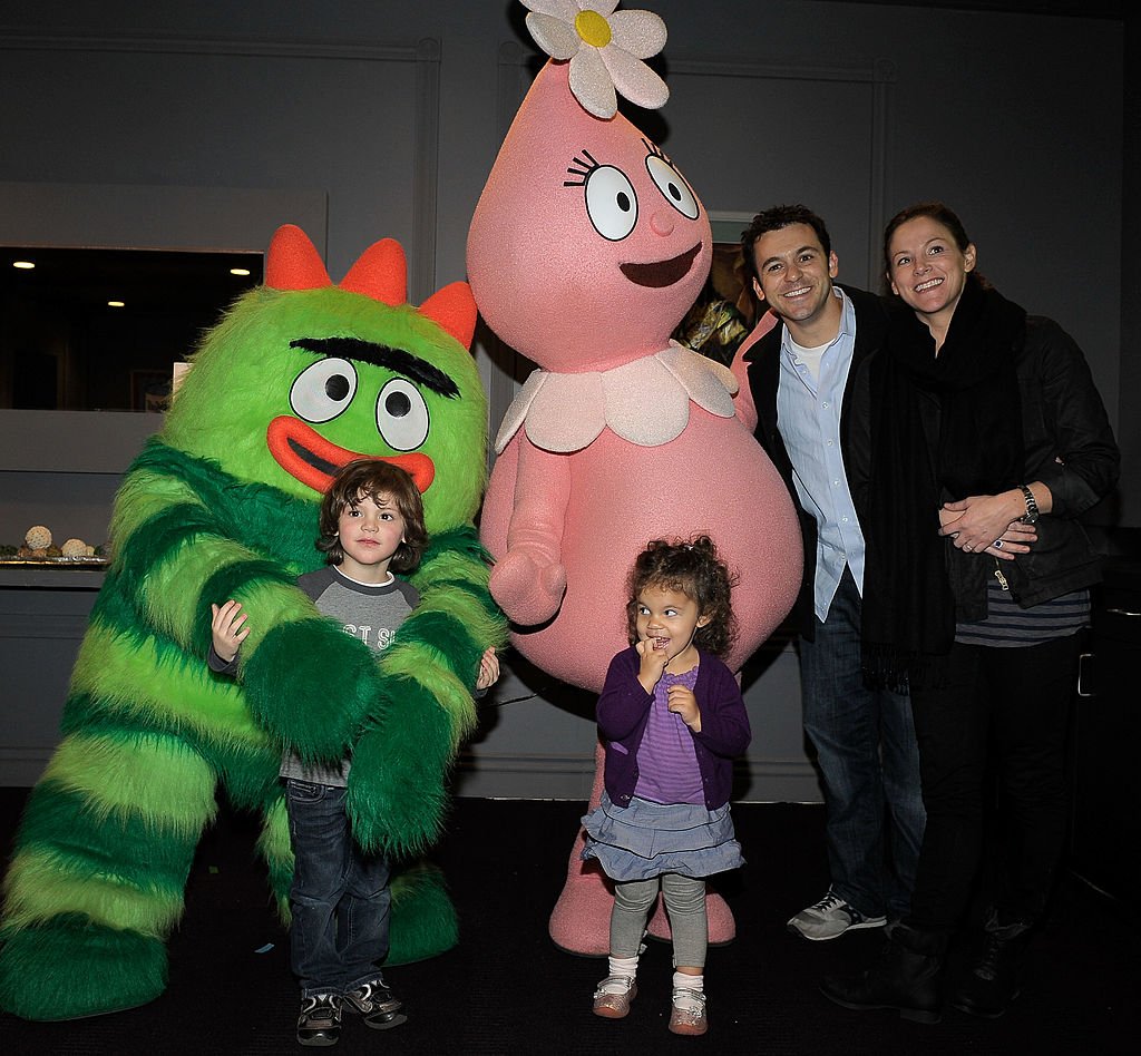 Actor Fred Savage, his wife Jennifer Lynn Stone and children Oliver and Lily greet characters of YO GABBA GABBA!  at Nokia L.A. LIVE on November 26, 2010 | Source: Getty Images