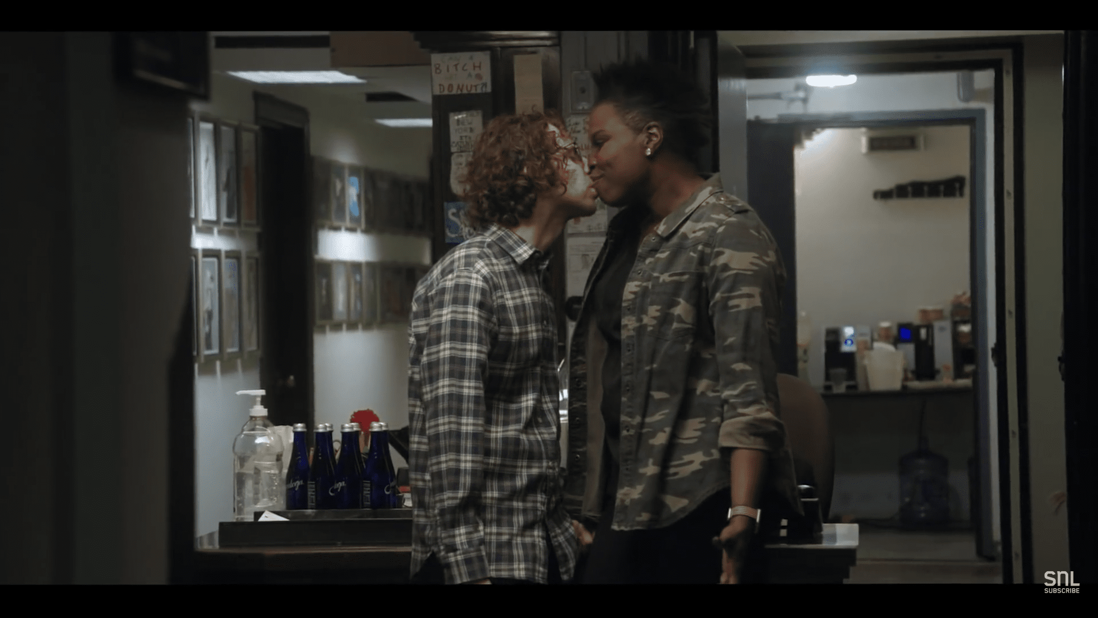 Kyle Mooney and Leslie Jones sharing a kiss during the “SNL” skit “Love and Leslie.” | Source: YouTube/ Saturday Night Live 