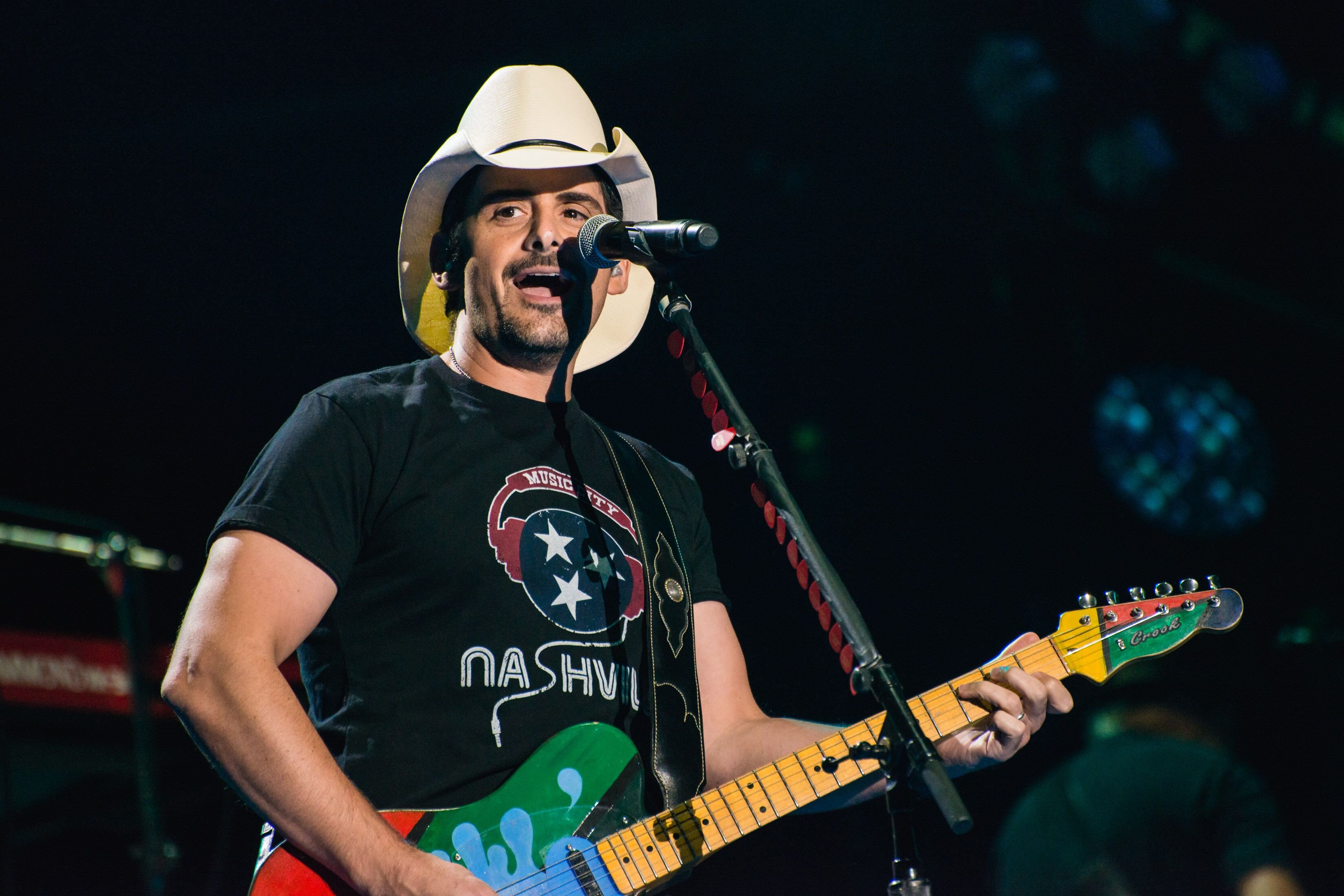 Brad Paisley performs at Nissan Stadium during day 4 of the 2017 CMA Music Festival on June 11, 2017 in Nashville, Tennessee | Photo: Getty Images