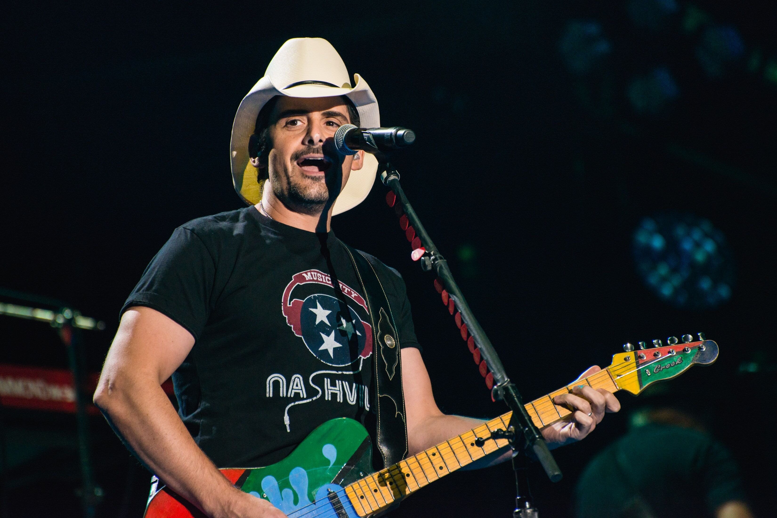  Brad Paisley performs at Nissan Stadium during day 4 of the 2017 CMA Music Festival on June 11, 2017 in Nashville, Tennessee | Photo: Getty Images