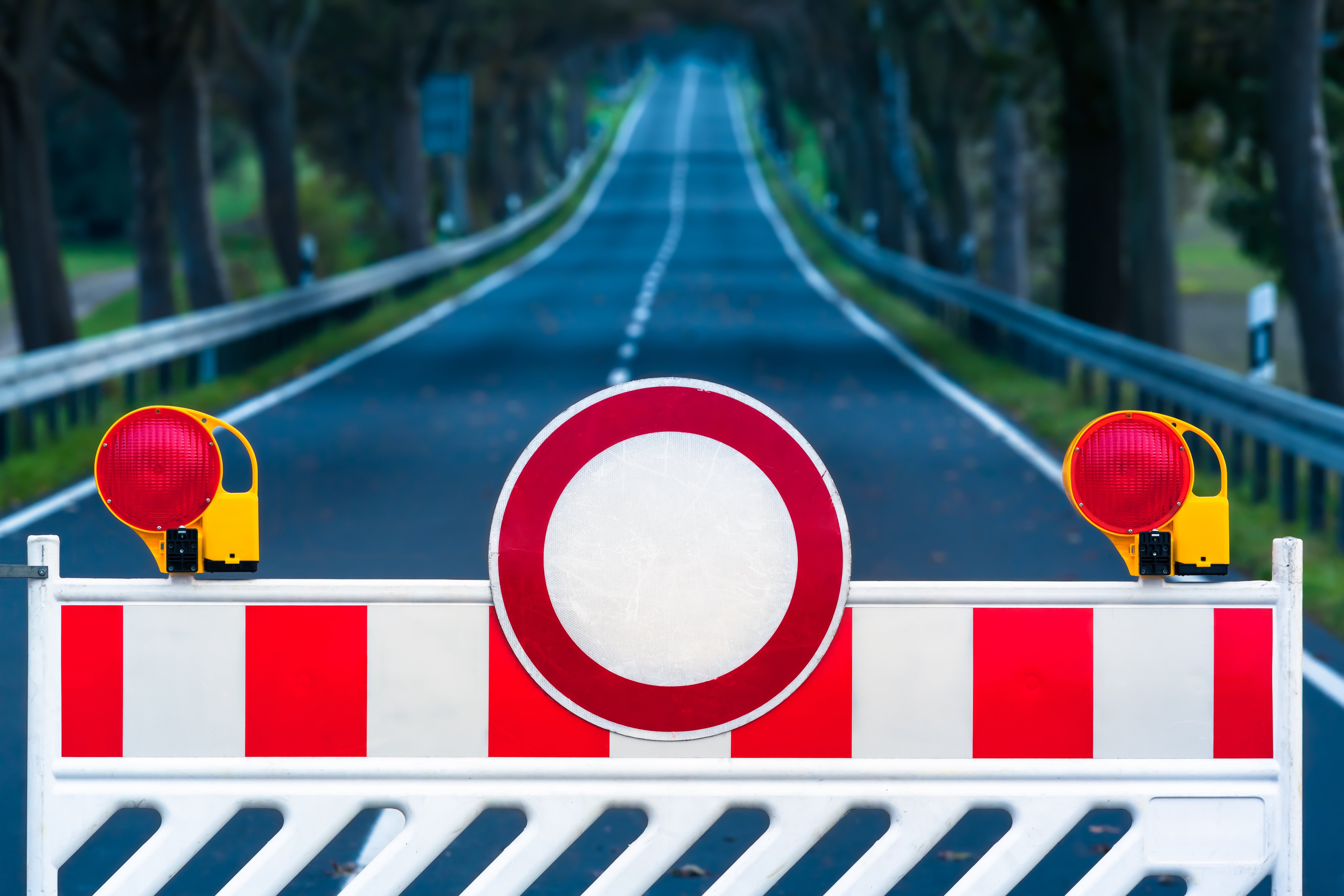 Carretera cerrada en la oscuridad. Fuente: Shutterstock Carretera cerrada en la oscuridad. Fuente: Shutterstock