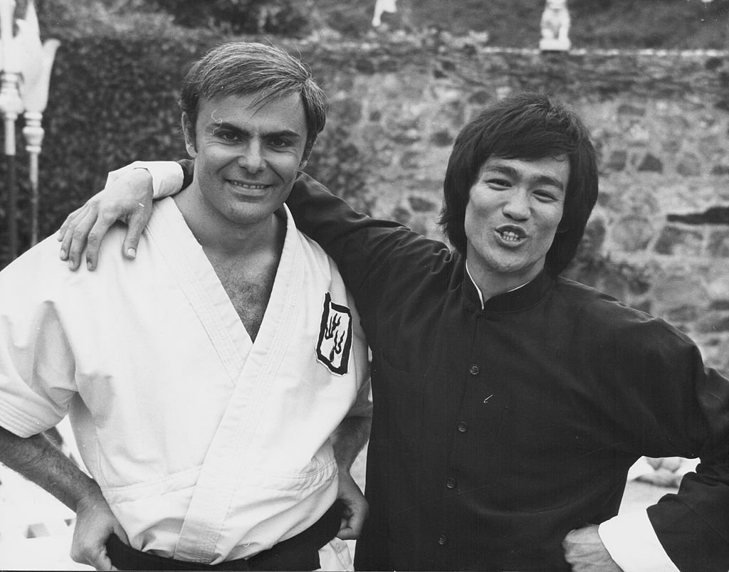 Schauspieler Bruce Lee und John Saxon, am Set des Films 'Enter the Dragon', 1973. (Foto von Stanley Bielecki Movie Collection) I Quelle: Getty Images