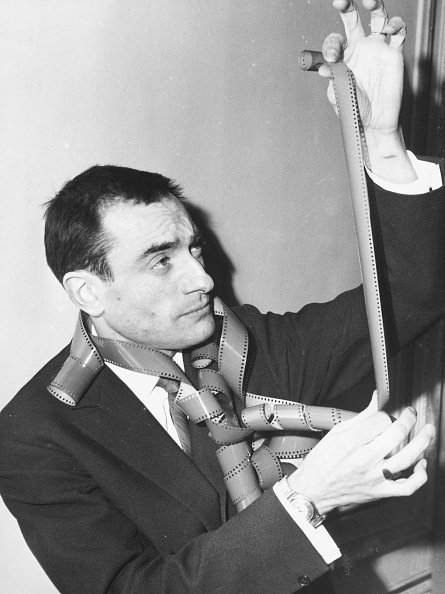 Pierre Etaix en train d'inspecter un pellicule, après avoir remporté le Prix Louis Delluc du meilleur film pour " Le Soupirant ", 1962. | Photo : Getty Images Pierre Etaix en train d'inspecter un pellicule, après avoir remporté le Prix Louis Delluc du meilleur film pour " Le Soupirant ", 1962. | Photo : Getty Images