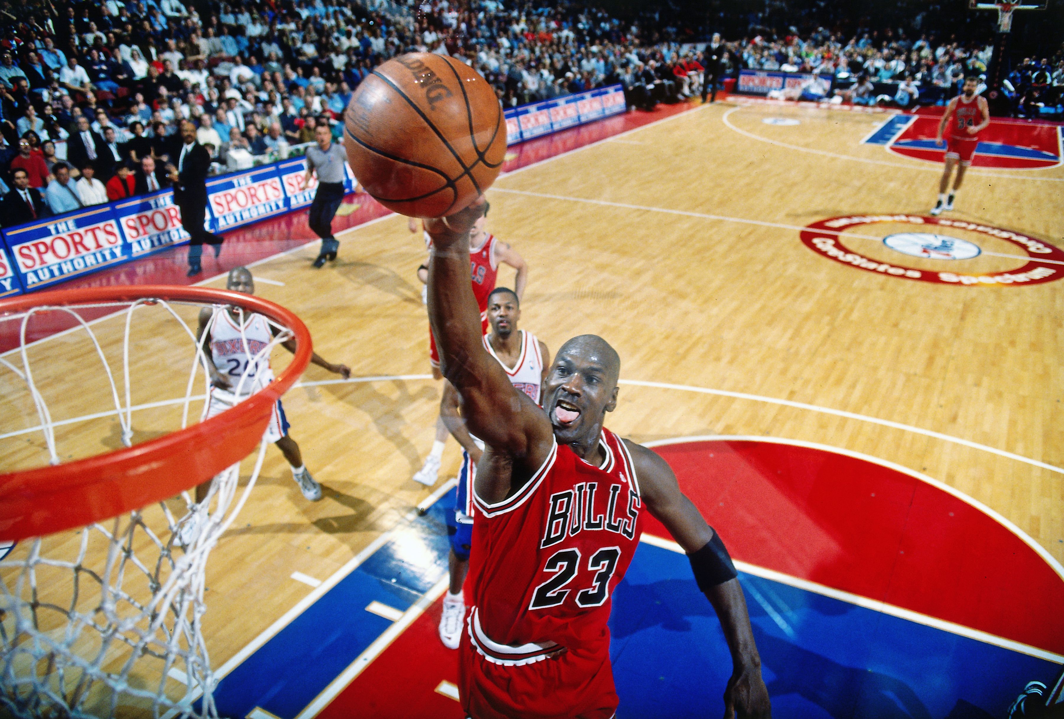  Michael Jordan scores his characteristic dunk against the Philadelphia 76ers in 1996 | Source: Getty Images